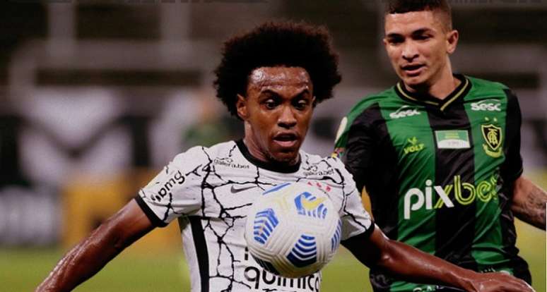 Corinthians para no goleiro do América-MG, falha na defesa e é
