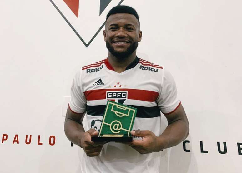 Luan com o troféu de melhor em campo (Foto: Fellipe Lucena / saopaulofc)