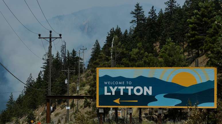 Fumaça em Lytton, no oeste do Canadá, no dia seguinte a incêndio que consumiu quase toda a cidade, em 30 de junho de 2021