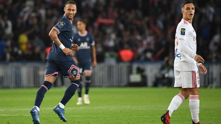 Neymar fez o seu primeiro gol na competição, de pênalti. Messi foi substituído logo depois (Foto: Alain JOCARD / AFP)