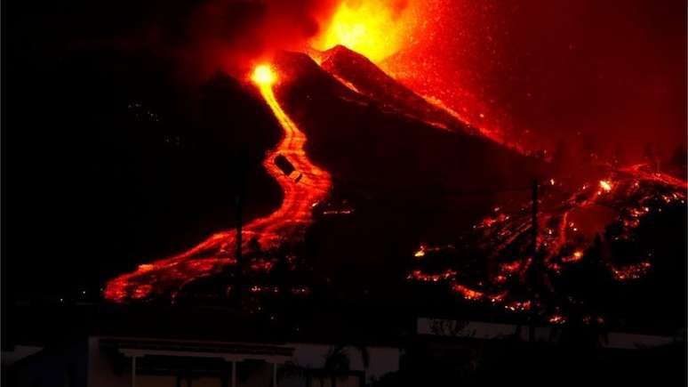 Vulcão entrou em erupção neste domingo nas Ilhas Canárias, mas atividade eruptiva por enquanto só causou danos materiais na região