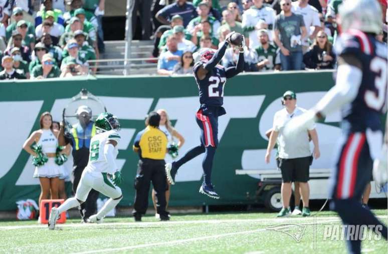 J.C.Jackson sobe para interceptar Zach Wilson durante triunfo do New England Patriots sobre o New York Jets (Eric J. Addler/New England Patriots)