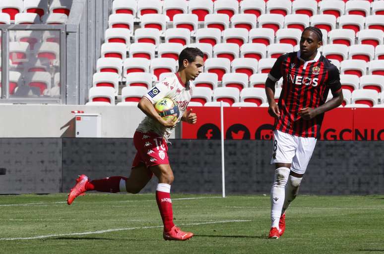 Wissam Ben Yedder carrega a bola para o meio-campo após marcar o gol que garantiu o empate ao Monaco