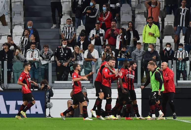Jogadores do Milan comemoram gol de empate contra a Juventus, marcado por Ante Rebic