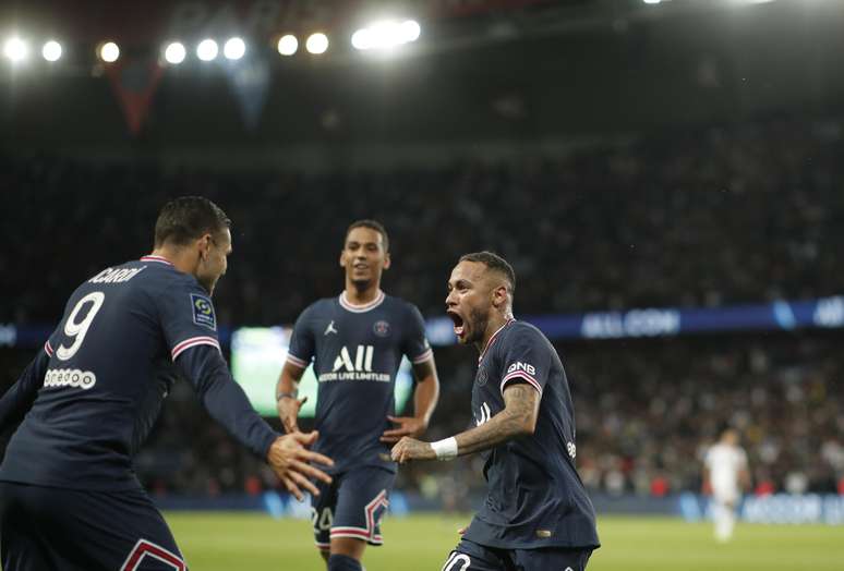 Icardi comemora com Neymar ap&oacute;s marcar o gol da vit&oacute;ria do PSG