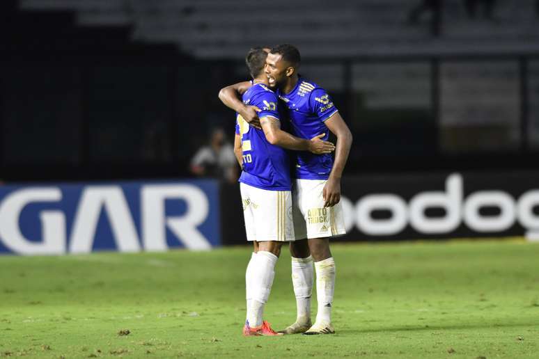 Ramon comemora após marcar o gol que garantiu empate ao Cruzeiro aos 49 minutos do segundo tempo