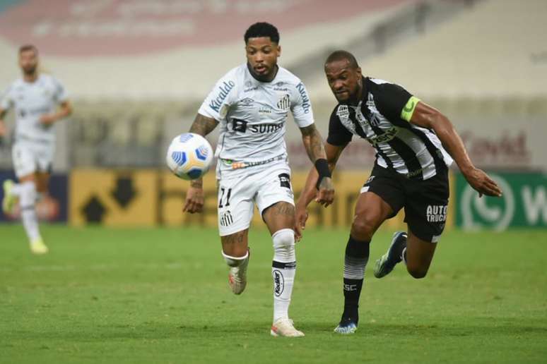 Marinho perdeu um pênalti, mas foi defendido pelo zagueiro Danilo Boza após o jogo (Ivan Storti/Santos FC)