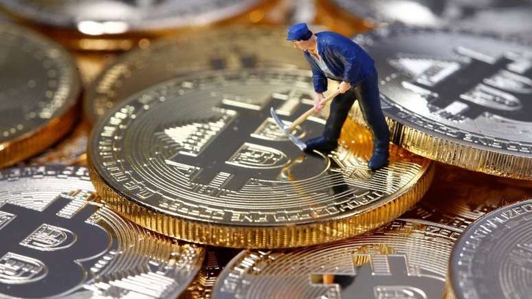 Os 'mineradores' de bitcoin estão procurando urgentemente um novo local para se estabelecer, após proibições da China