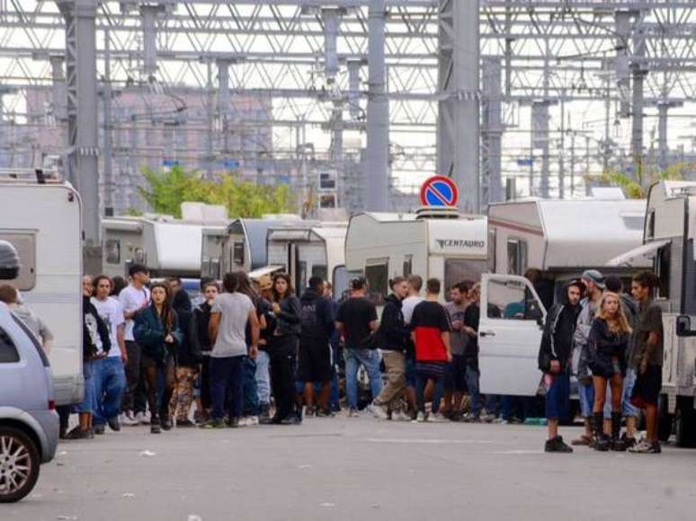 Rave clandestina em Milão reuniu centenas de jovens