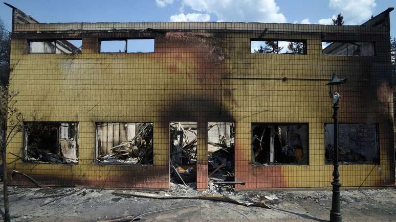 Destroços do incêndio em Lytton, uma comunidade pequena e descrita como próxima e hospitaleira