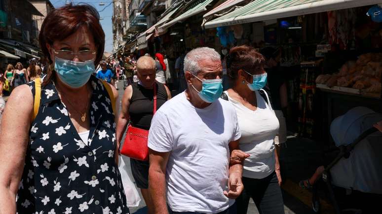 Autoridades em Israel reintroduziram medidas, como uso de máscaras e restrição a aglomerações