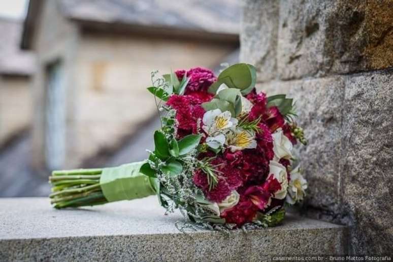 43- O buquê de flores para casamento deve ser feito em dois tamanhos: O maior para a noiva e o menor para as convidadas solteiras. Fonte: Bruno Mattos Fotografia