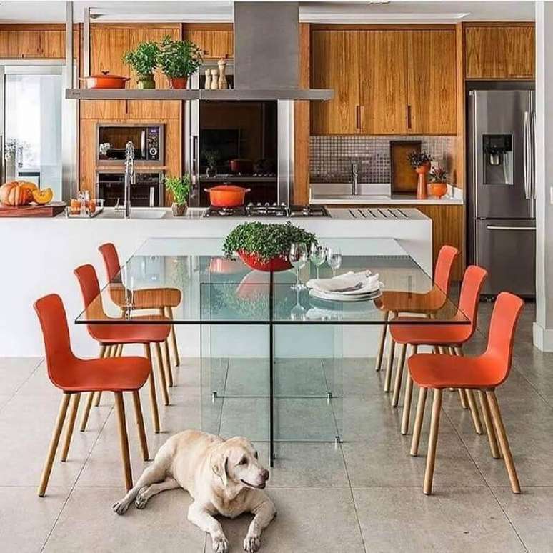 54. Mesa de vidro integrada a bancada para decoração de sala de jantar com cozinha americana integrada – Foto: Mandril Arquitetura