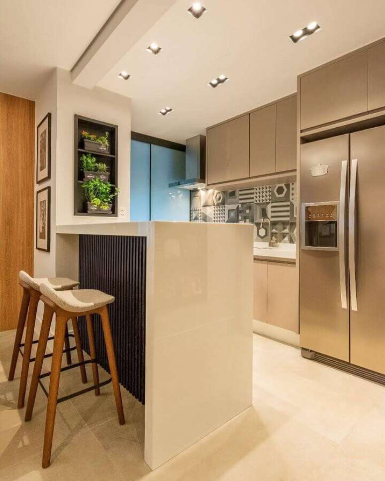 33. Decoração em cores neutras para sala e cozinha americana pequena – Foto: Marina Dal Molin Interiores