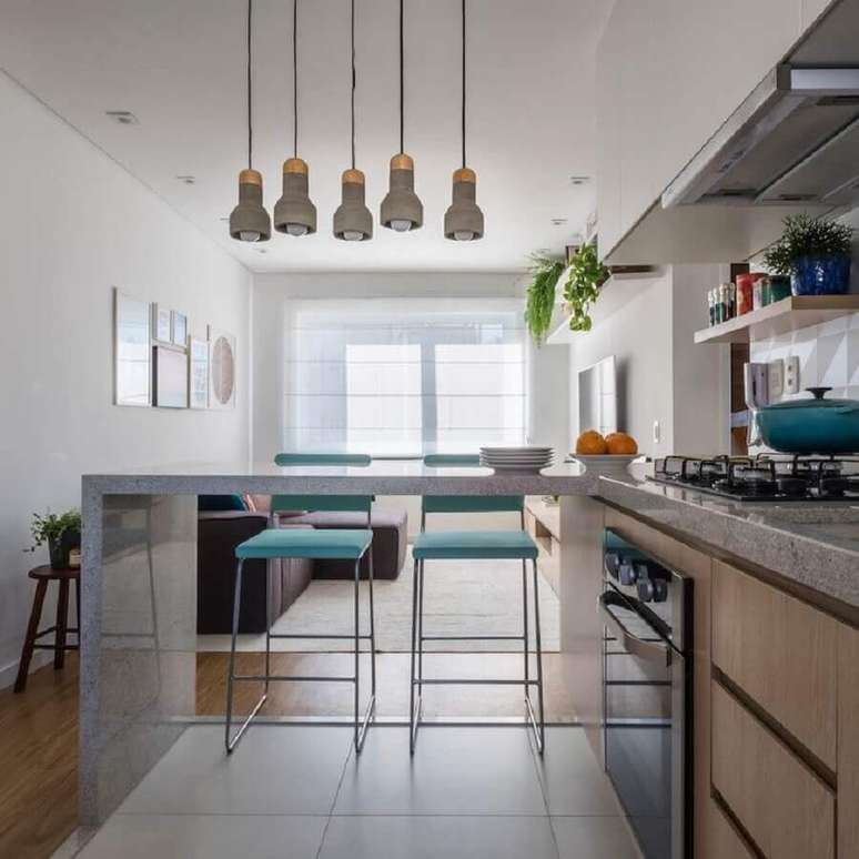 12. Banqueta azul para decoração de sala e cozinha americana integradas – Foto: SP Estúdio Arquitetura
