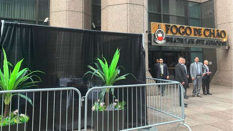 Churrascaria fez 'puxadinho' para Bolsonaro almoçar na calçada em NY