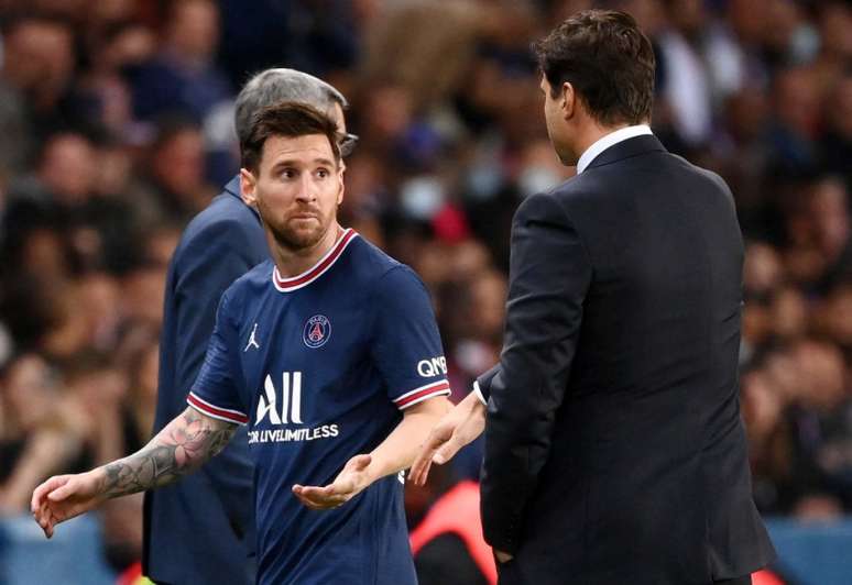 Messi não cumprimentou Pochettino na saída do gramado no Parque dos Príncipes (Foto: FRANCK FIFE / AFP)