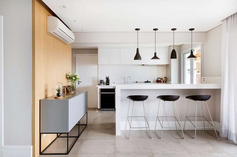 38. Decoração moderna em cores claras com luminária pendente preta para sala e cozinha americana – Foto: GF Projetos