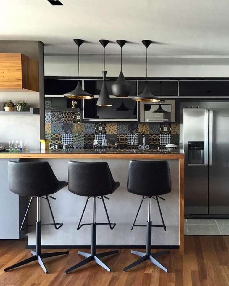 15. Banqueta preta para bancada de madeira para decora&ccedil;&atilde;o de sala e cozinha americana &ndash; Foto: Semiramis Alice