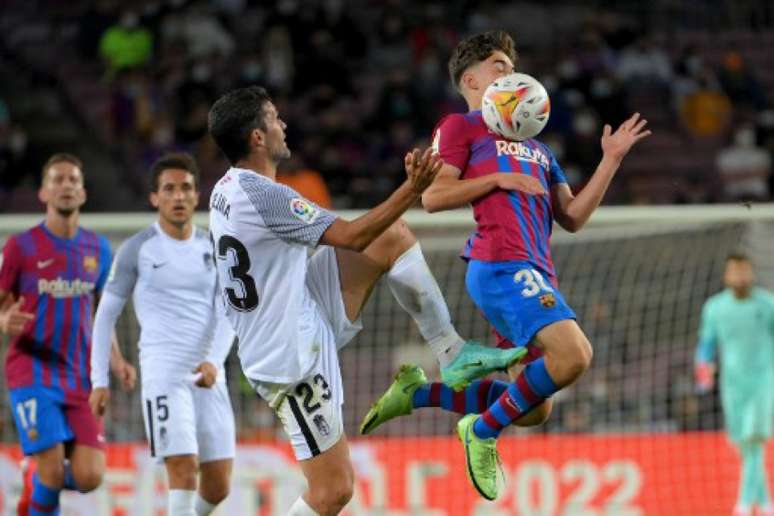 Barça e Granada empataram no Espanhol (Foto: LLUIS GENE / AFP)