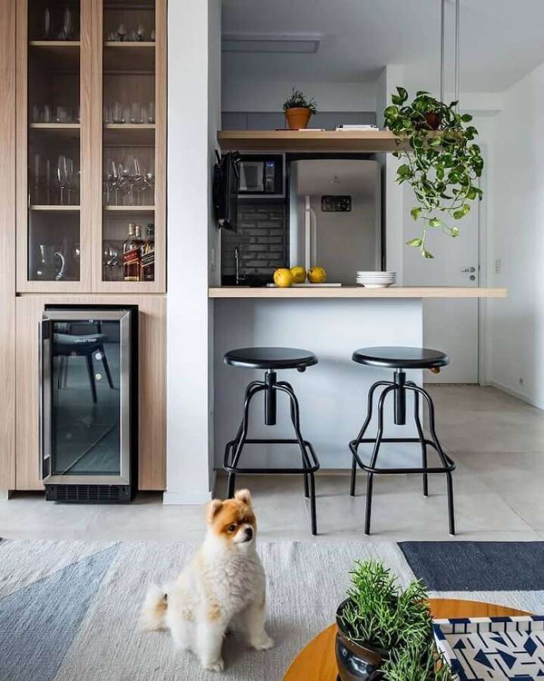 4. Cristaleira planejada para decora&ccedil;&atilde;o de sala e cozinha americana pequena &ndash; Foto: SP Est&uacute;dio Arquitetura