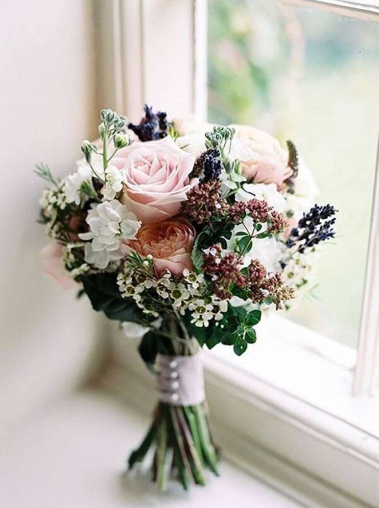 42- O buquê de flores para casamento deve ser conservado na geladeira até o momento da cerimônia. Fonte: Marion Perlet