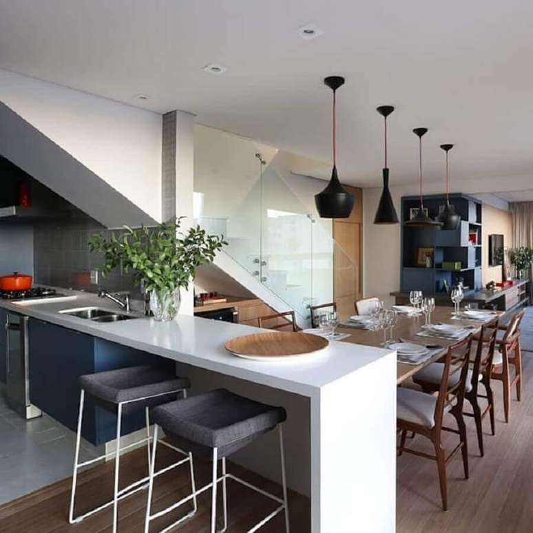 50. Luminária preta para decoração de sala e cozinha americana com mesa integrada a bancada – Foto: Mandril Arquitetura e Design