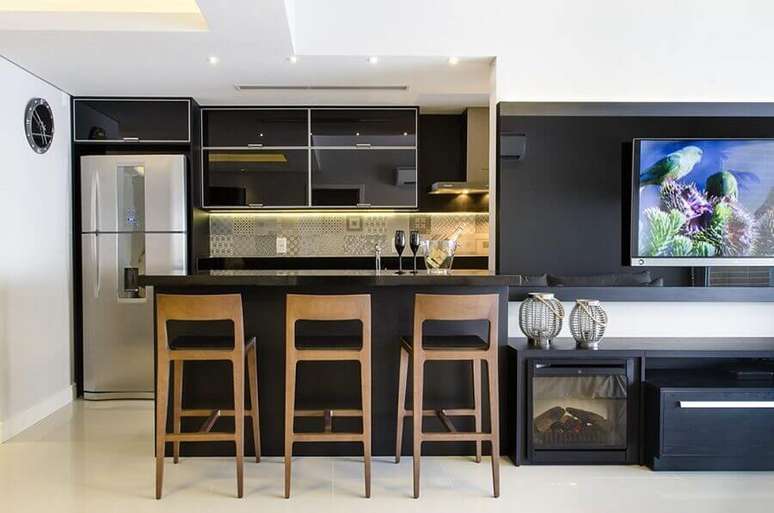 42. Decoração preto e branco para sala e cozinha americana integradas – Foto: Favorita Movdecor Favorita