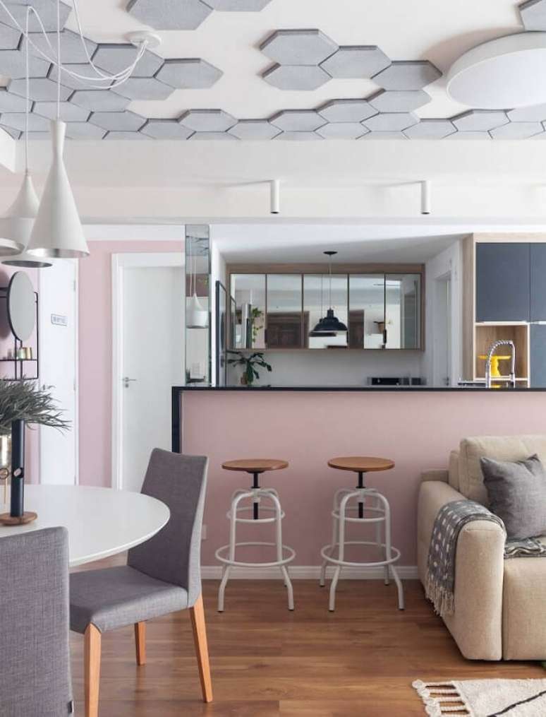 37. Decoração moderna com revestimento hexagonal para o teto de sala e cozinha americana – Foto: Mauricio Arruda