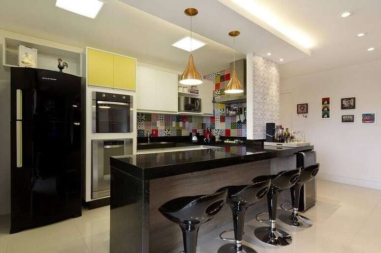 57. Revestimento colorido para decoração de sala e cozinha americana – Foto: Juliana Conforto