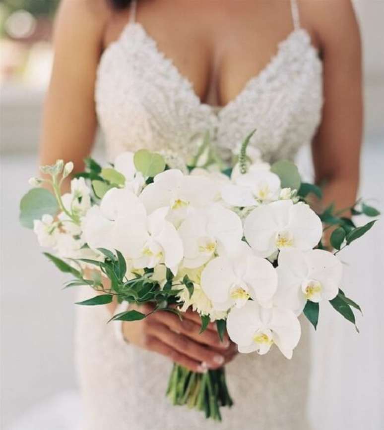 61- Buquê de flores com orquídeas brancas. Fonte: MODwedding