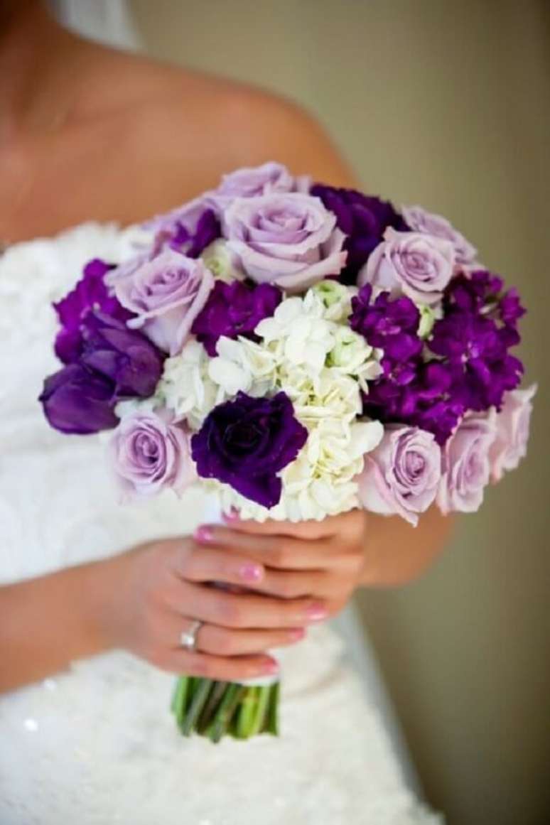 65- Buquê de flores com tons de roxo. Fonte: Casar é um Barato