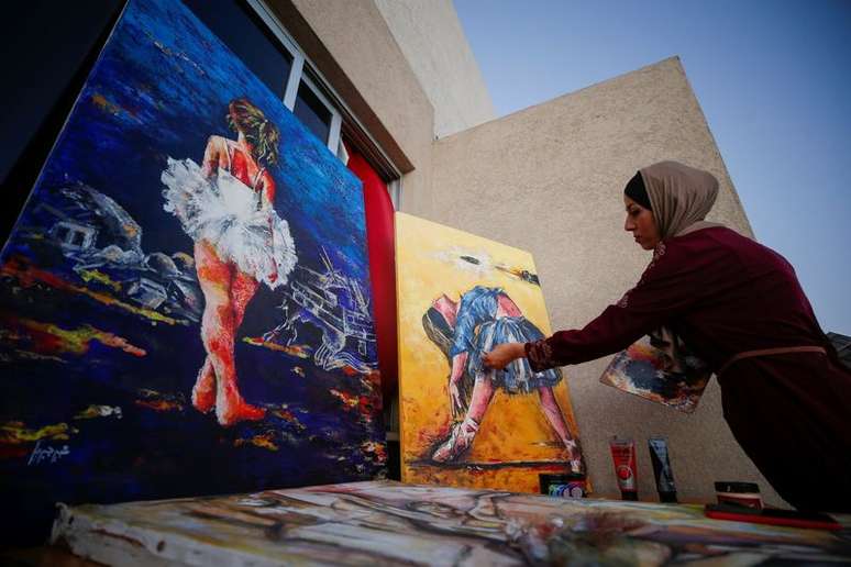 Artista palestina Abeer Jibril trabalha em suas pinturas de bailarina na Cidade de Gaza
08/09/2021 REUTERS/Mohammed Salem