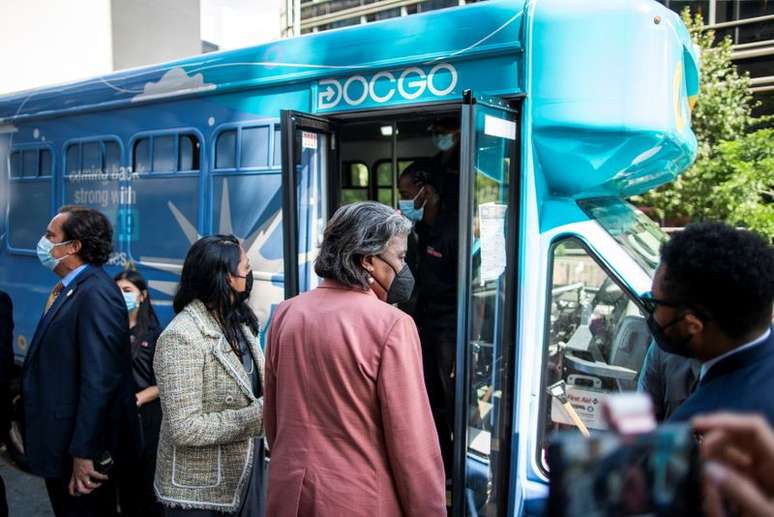 Embaixadora dos EUA na ONU, Linda Thomas-Greenfield, entra em ônibus para ser submetida a teste da Covid em frente à sede da ONU, em NY
20/09/2021
REUTERS/Eduardo Munoz