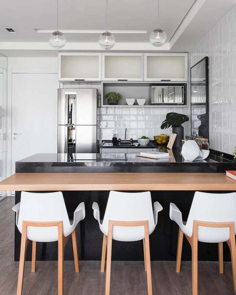 19. Cadeira de madeira para decoração de bancada de sala e cozinha americana pequena – Foto: Sesso e Dalanezi Arquitetura