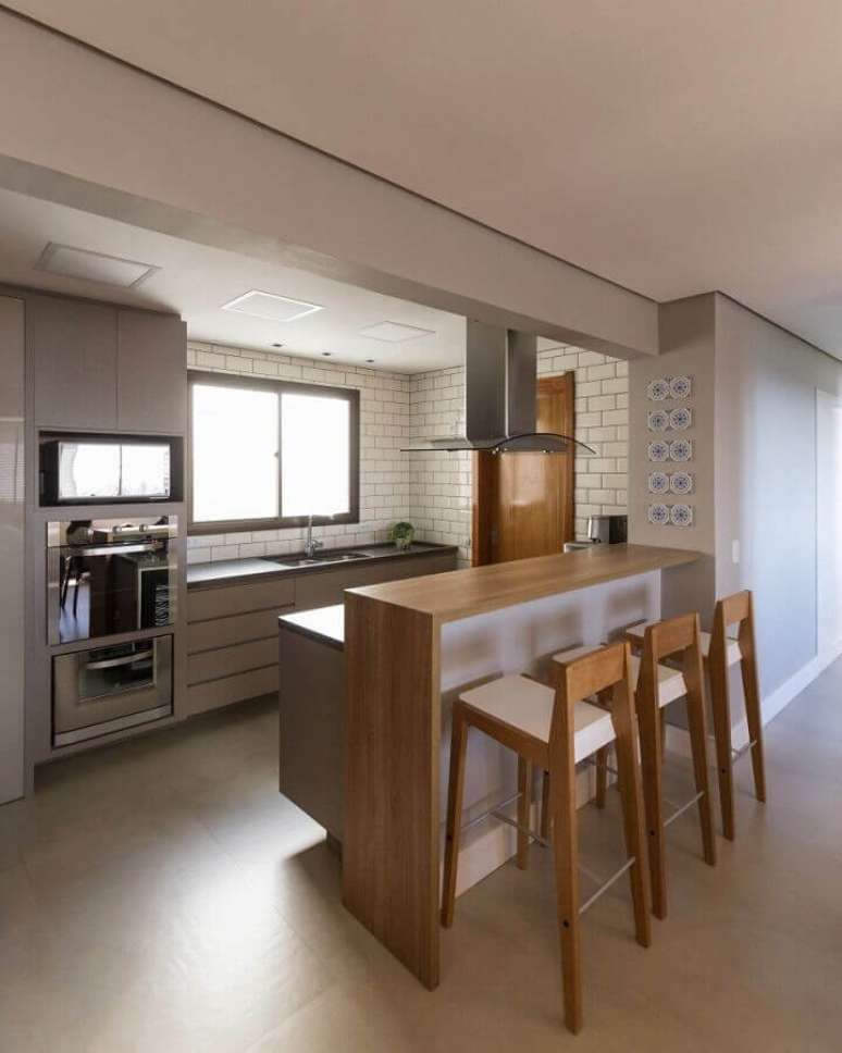 13. Banqueta de madeira para decora&ccedil;&atilde;o de cozinha e sala americana &ndash; Foto: Paula Blaya Arquitetura