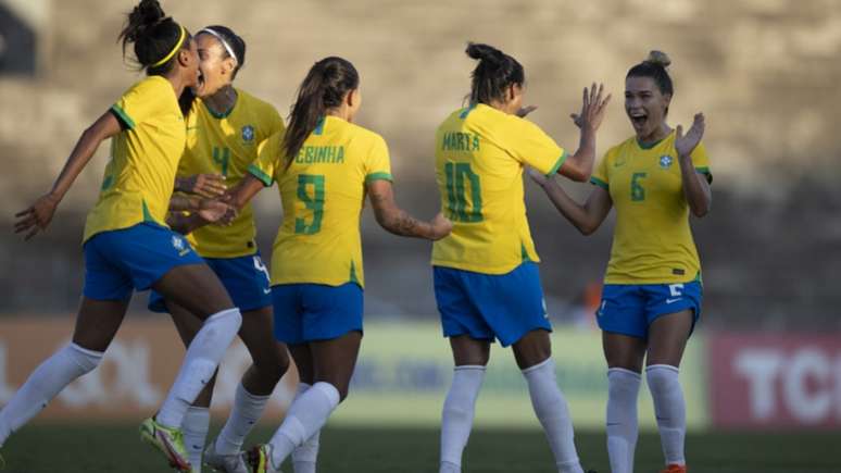 Brasileiras comemoram um dos gols no segundo triunfo sobre a Argentina (Foto: Lucas Figueiredo / CBF)