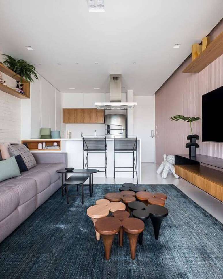 2. Decora&ccedil;&atilde;o com banqueta moderna para sala e cozinha americana integradas &ndash; Foto: Zalc