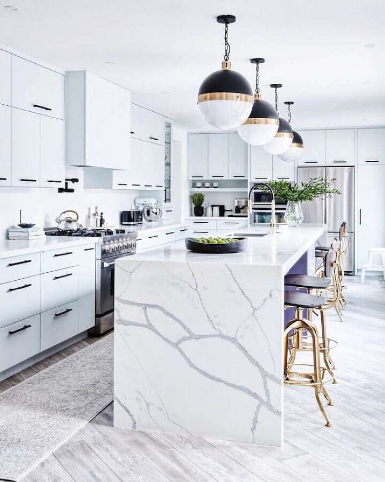 49. Decoração sofisticada para casa com sala e cozinha americana branca com ilha de mármore – Foto: Stacey Brandford