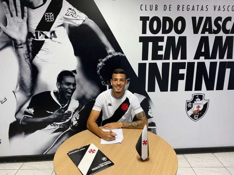 Zé Vitor renova contrato com o Vasco (Foto: Divulgação/Vasco)