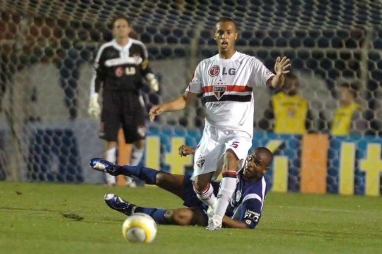 Miranda estreou pelo São Paulo há 15 anos na vitória sobre o São Caetano (Foto: Twitter/São Paulo FC)