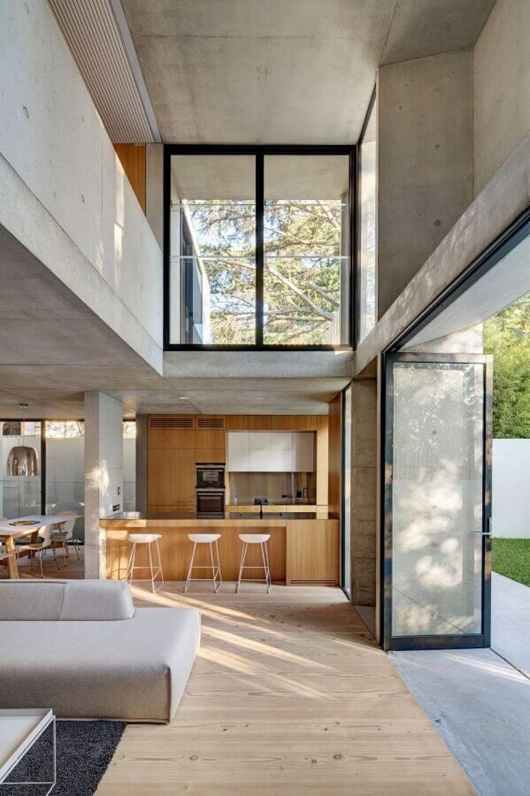 35. Decoração estilo industrial para casa com sala e cozinha americana – Foto: Nobbs Radford Architects
