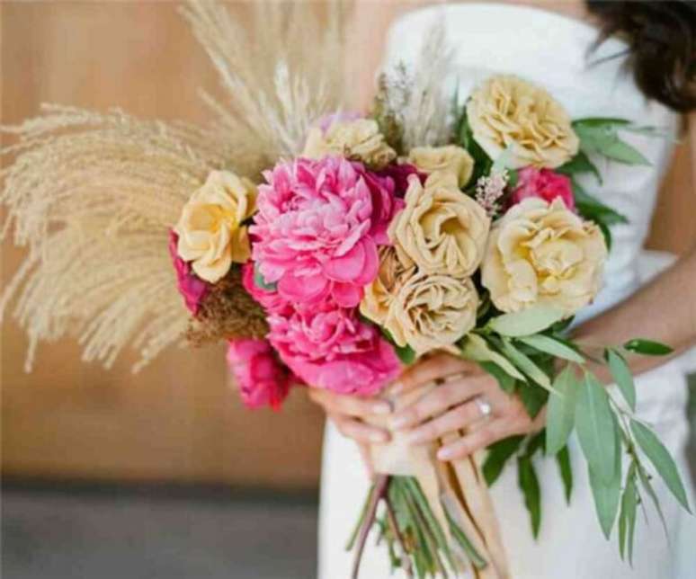 52- O buquê de flores para casamento deve ser escolhido de acordo com o porte da noiva. Fonte: EverAfterGuide.com