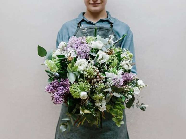 54- O buquê de flores para casamento grande é ótimo para decorar a mesa dos noivos, pais e padrinhos. Fonte: Time Out