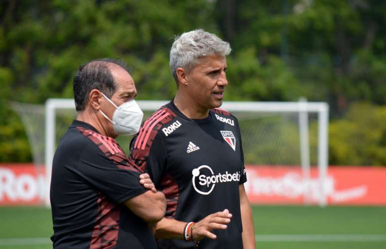 Muricy Ramalho conversa com Crespo durante treino no CT da Barra Funda (Foto: Erico Leonan/São Paulo FC)