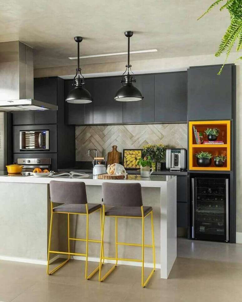 58. Sala e cozinha americana decoradas em tons de cinza com detalhes em amarelo – Foto SP Estúdio