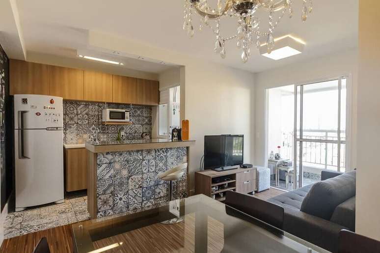 46. Decora&ccedil;&atilde;o simples com moveis de madeira para sala e cozinha americana pequena &ndash; Foto: Fernanda Duarte