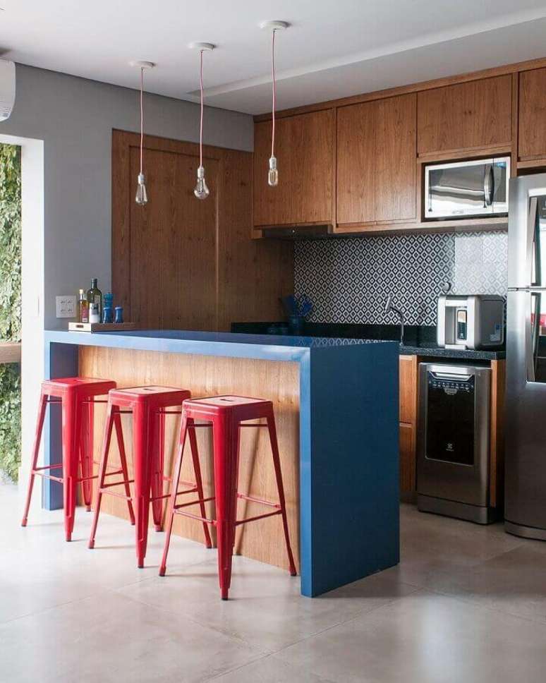 18. Banqueta vermelha para decoração de cozinha e sala americana integradas – Foto: GF Projetos Decor e Arquitetura