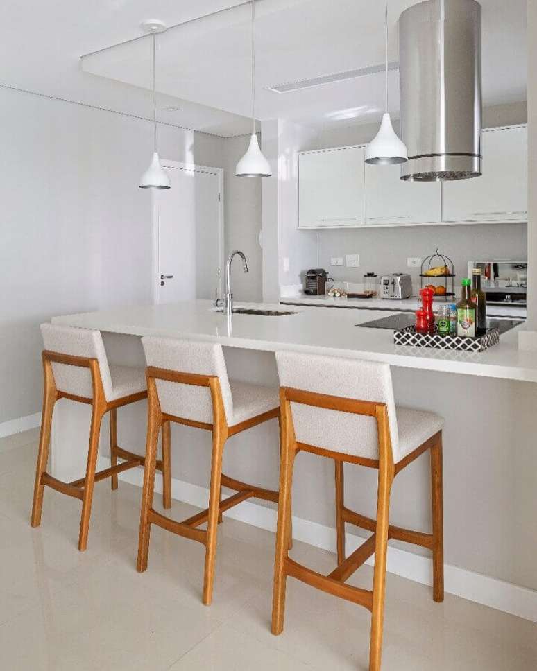 27. Decoração clean com banqueta de madeira para sala e cozinha americana branca – Foto: GF Projetos Decor e Arquitetura