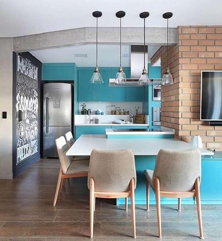 5. Azul turquesa para decora&ccedil;&atilde;o de sala e cozinha americana com parede de tijolinho &ndash; Foto: Quattrino Arquitetura
